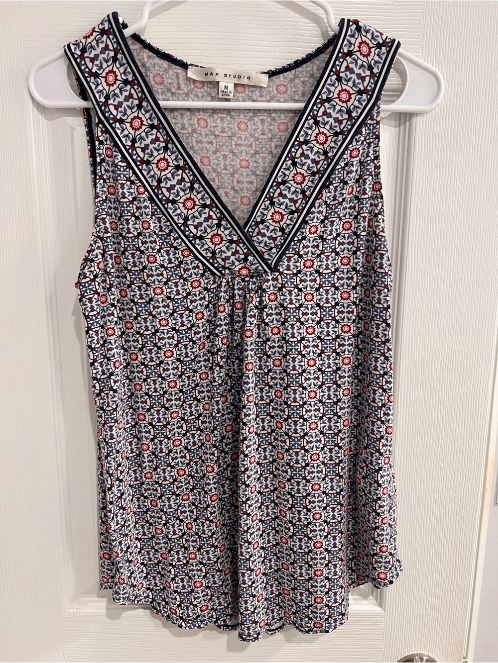 Max Studio White, Red & Blue Printed V-Neck Sleeveless Scoop Hem Camisole
